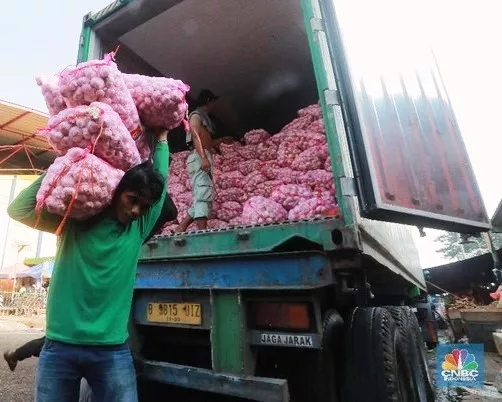 Pengangkutan karung bawang